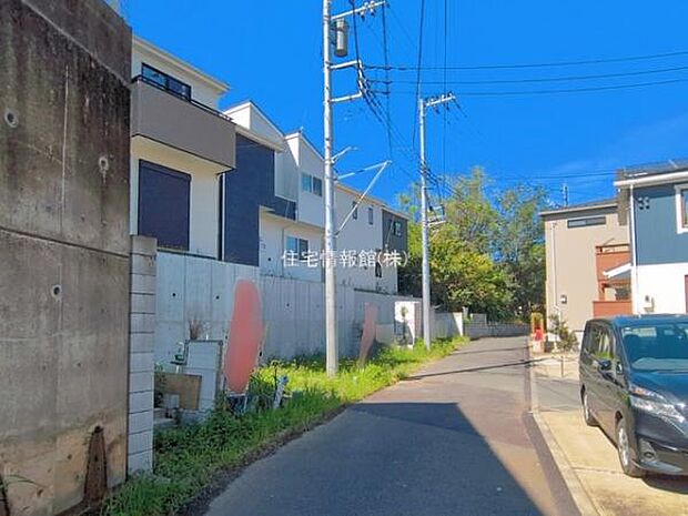 前面道路を含めた現地写真です。