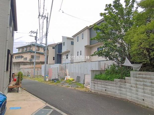 前面道路を含めた現地写真です。