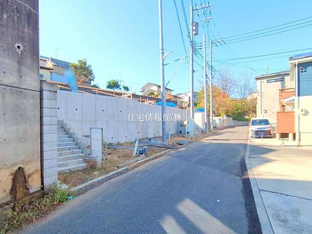 前面道路を含めた現地写真です。