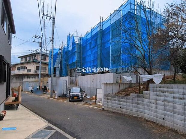 前面道路を含めた現地写真です。