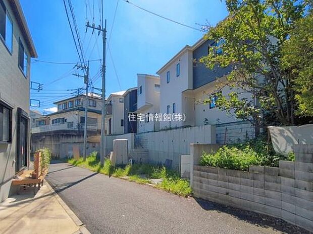 前面道路を含めた現地写真です。