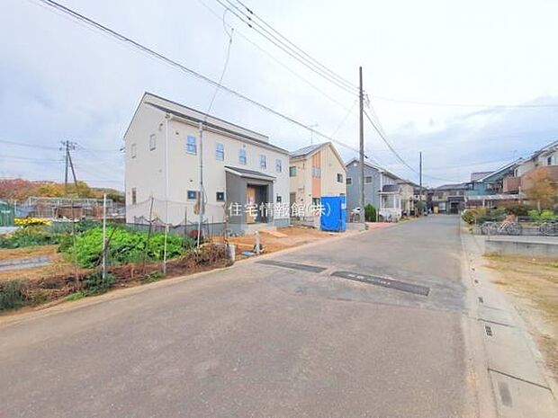 前面道路を含めた現地写真です。