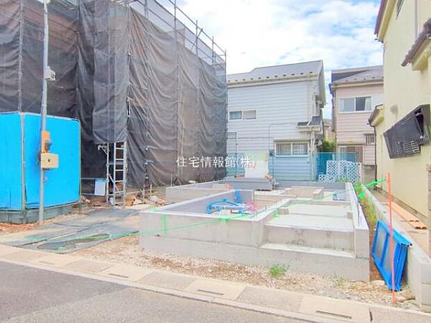 前面道路を含めた現地写真です。