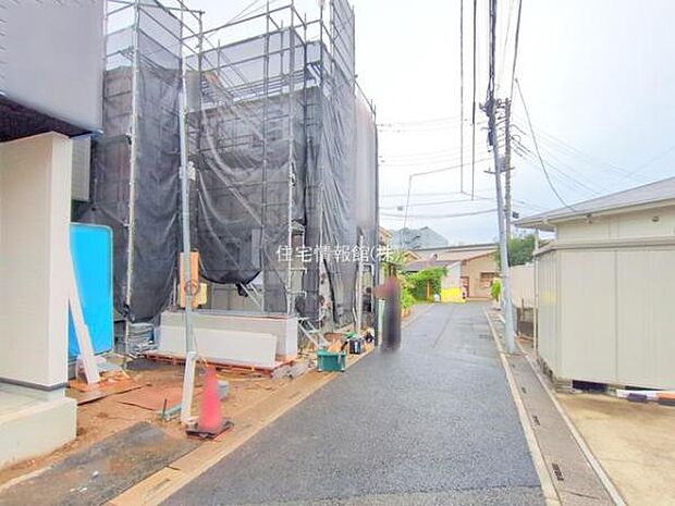 前面道路を含めた現地写真です。