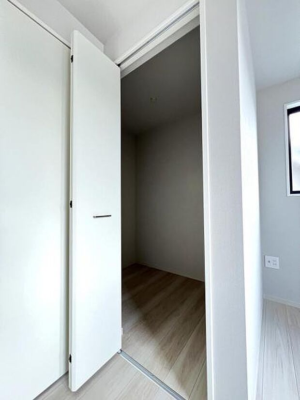 ウォークインクローゼットがあり収納スペースも豊富。季節物もスッキリ片付きそうです。