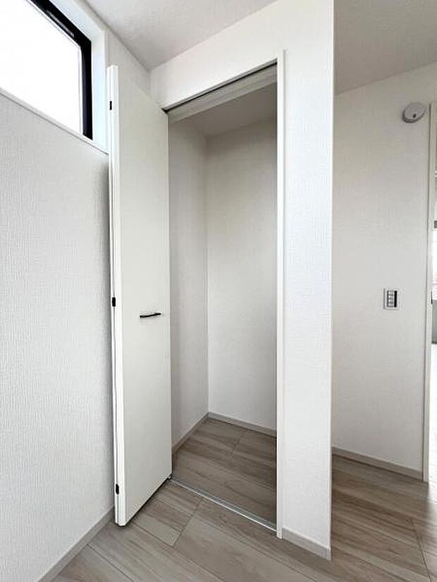 いつでもお部屋をスッキリお使い頂ける収納スペースを設置。