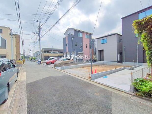 前面道路を含めた現地写真です。