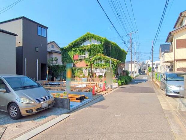 前面道路を含めた現地写真です。
