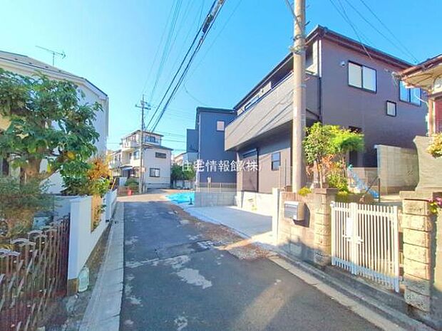 前面道路を含めた現地写真です。