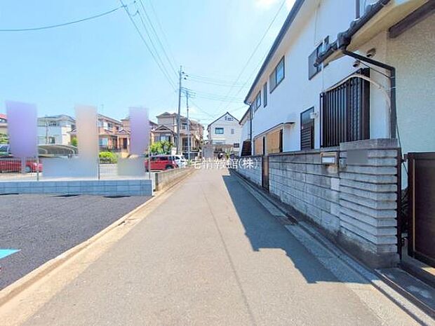 前面道路を含めた現地写真です。