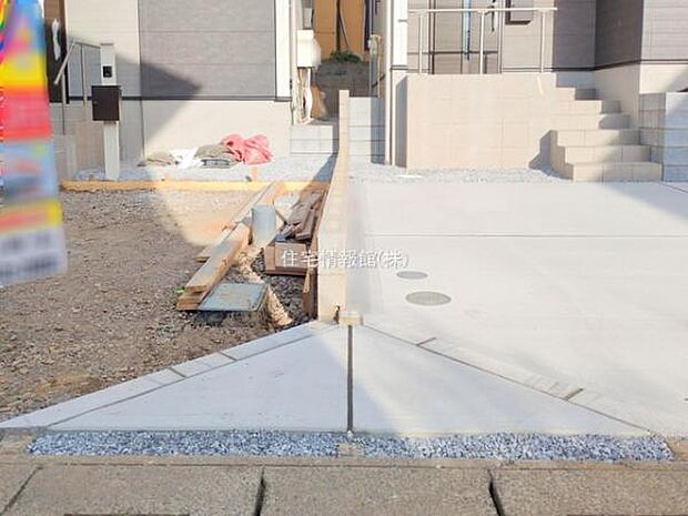 前面道路を含めた現地写真です。