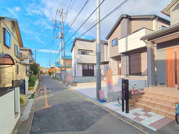 前面道路を含めた現地写真です。