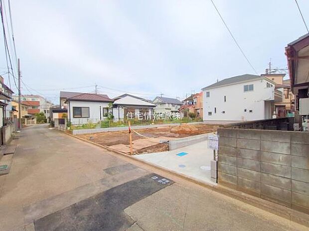 前面道路を含めた現地写真です。