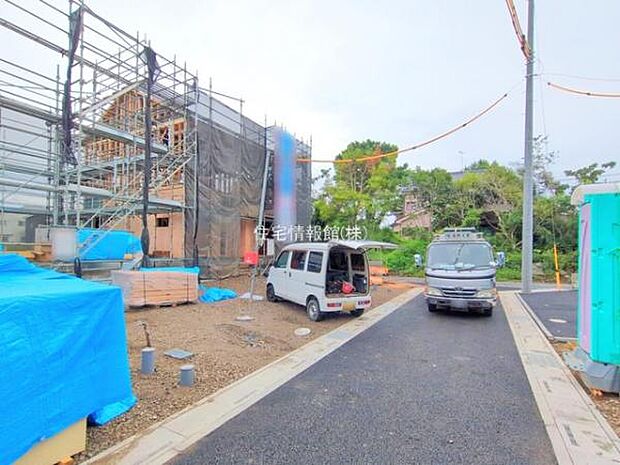 前面道路を含めた現地写真です。