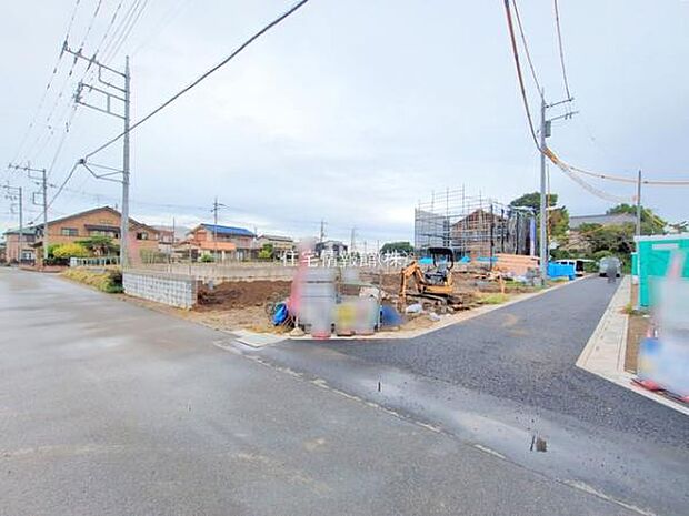 前面道路を含めた現地写真です。