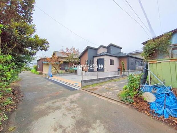 前面道路を含めた現地写真です。