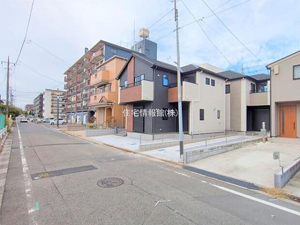 前面道路を含めた現地写真です。