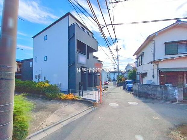 前面道路を含めた現地写真です。