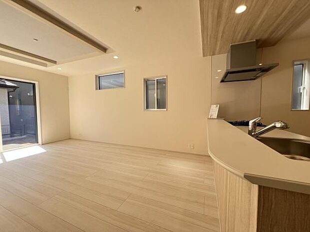 お食事中もキッチンと会話が楽しめるダイニングスペース。