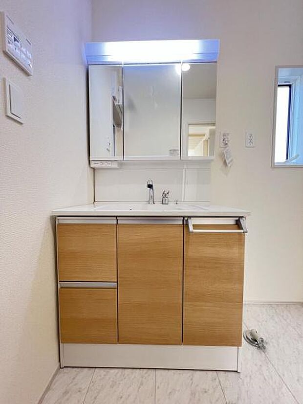 洗面化粧台です。朝の身支度から1日が始まります。