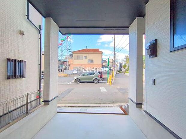 前面道路を含めた現地写真です。