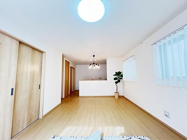 リビングダイニングになります。ご家族そろっての素敵な空間になりそうですね。