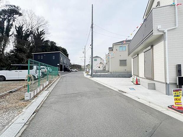 前面道路を含めた現地写真です。