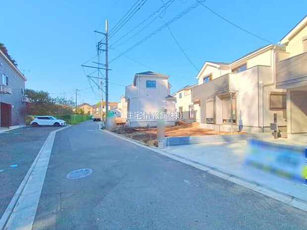 前面道路を含めた現地写真です。