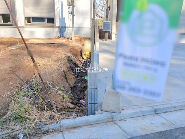 前面道路を含めた現地写真です。