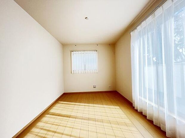 木の温もりが優しいフローリングの収納スペース付き洋室です。