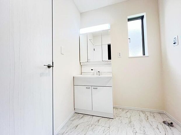 洗面化粧台です。朝の身支度から1日が始まります。