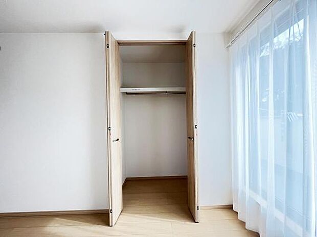 中の物を確認しやすく、取り出しやすい収納スペース。お部屋を広々とお使いいただけます。