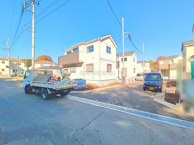 前面道路を含めた現地写真です。