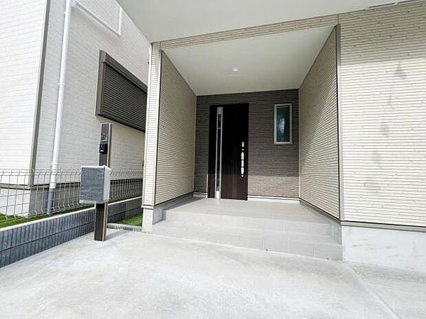 綺麗で明るい玄関でお客様をお迎えいただけます。