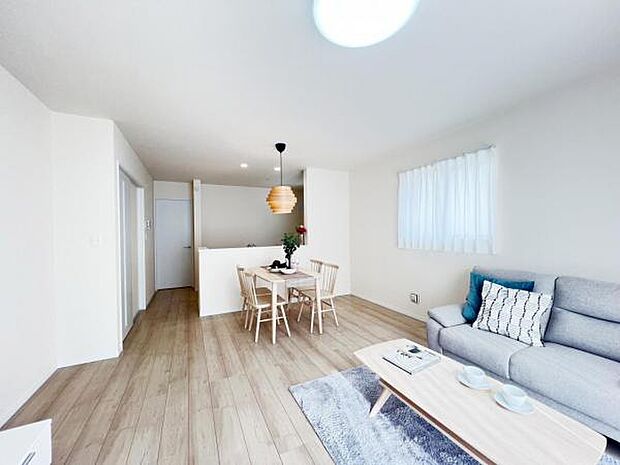 リビングダイニングになります。ご家族そろっての素敵な空間になりそうですね。