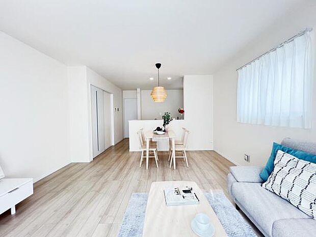 お食事中もキッチンと会話が楽しめるダイニングスペース。