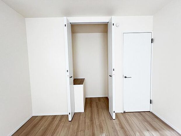 いつでもお部屋をスッキリお使い頂ける収納スペースを設置。