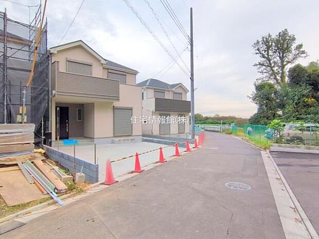 前面道路を含めた現地写真です。