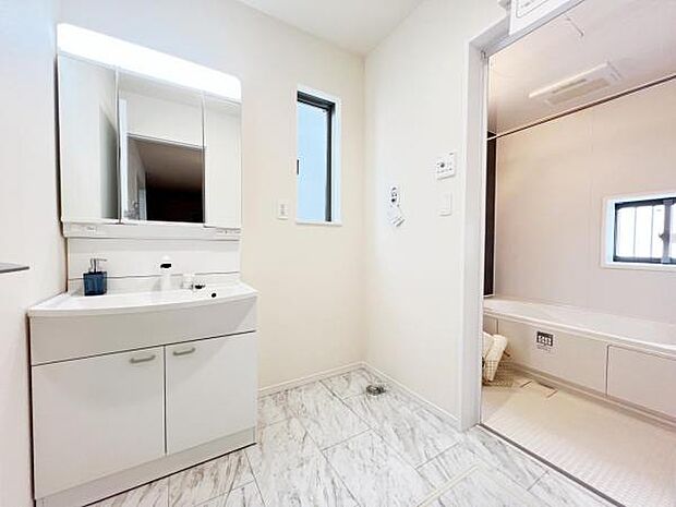 脱衣所は小さなお子様がいるご家庭にも重宝されます。