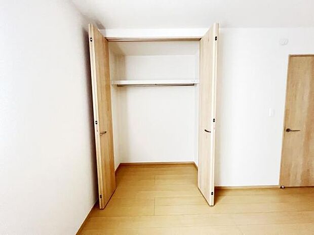 いつでもお部屋をスッキリお使い頂ける収納スペースを設置。