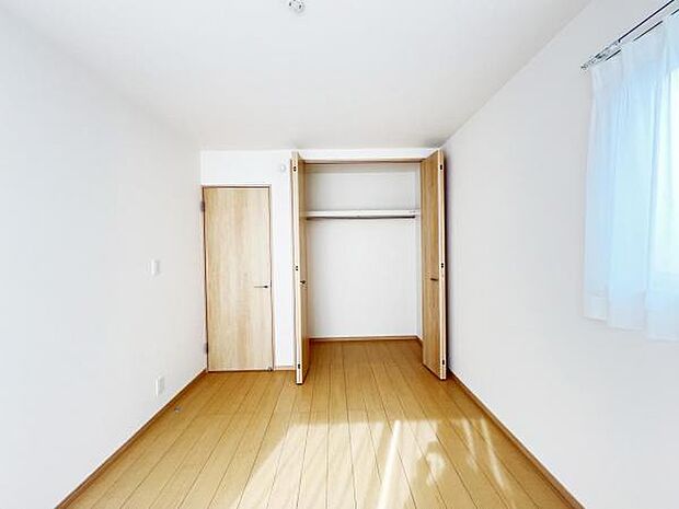 木の温もりが優しいフローリングの収納スペース付き洋室です。