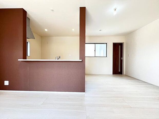 お食事中もキッチンと会話が楽しめるダイニングスペース。