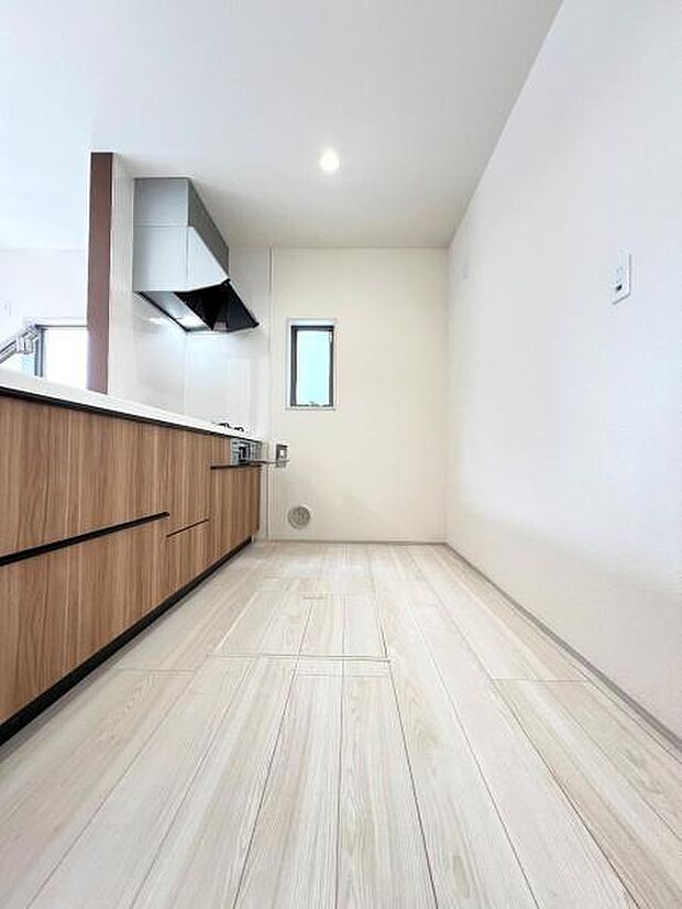 作業スペースが広く家事動線をゆったりと確保できるキッチンです。