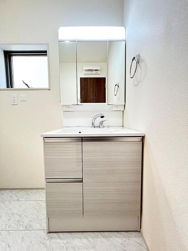 洗面化粧台です。朝の身支度から1日が始まります。