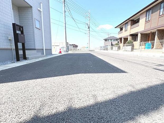 前面道路を含めた現地写真です。