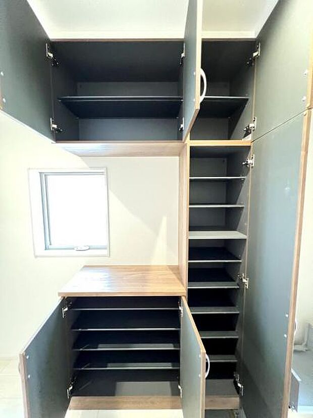 散らかりがちな玄関もスッキリの玄関収納付。