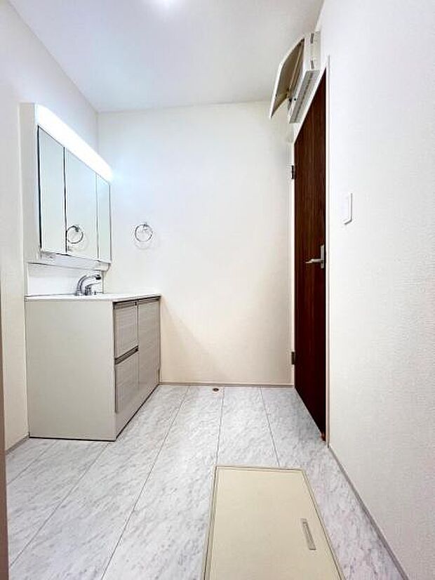 脱衣所は小さなお子様がいるご家庭にも重宝されます。