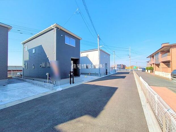 前面道路を含めた現地写真です。