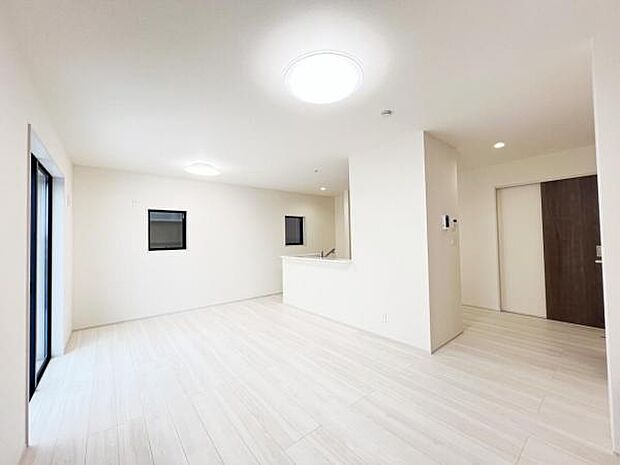 お食事中もキッチンと会話が楽しめるダイニングスペース。