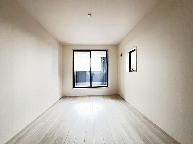 明るい広々とした主寝室でご家族ゆっくりお休みになれますね。